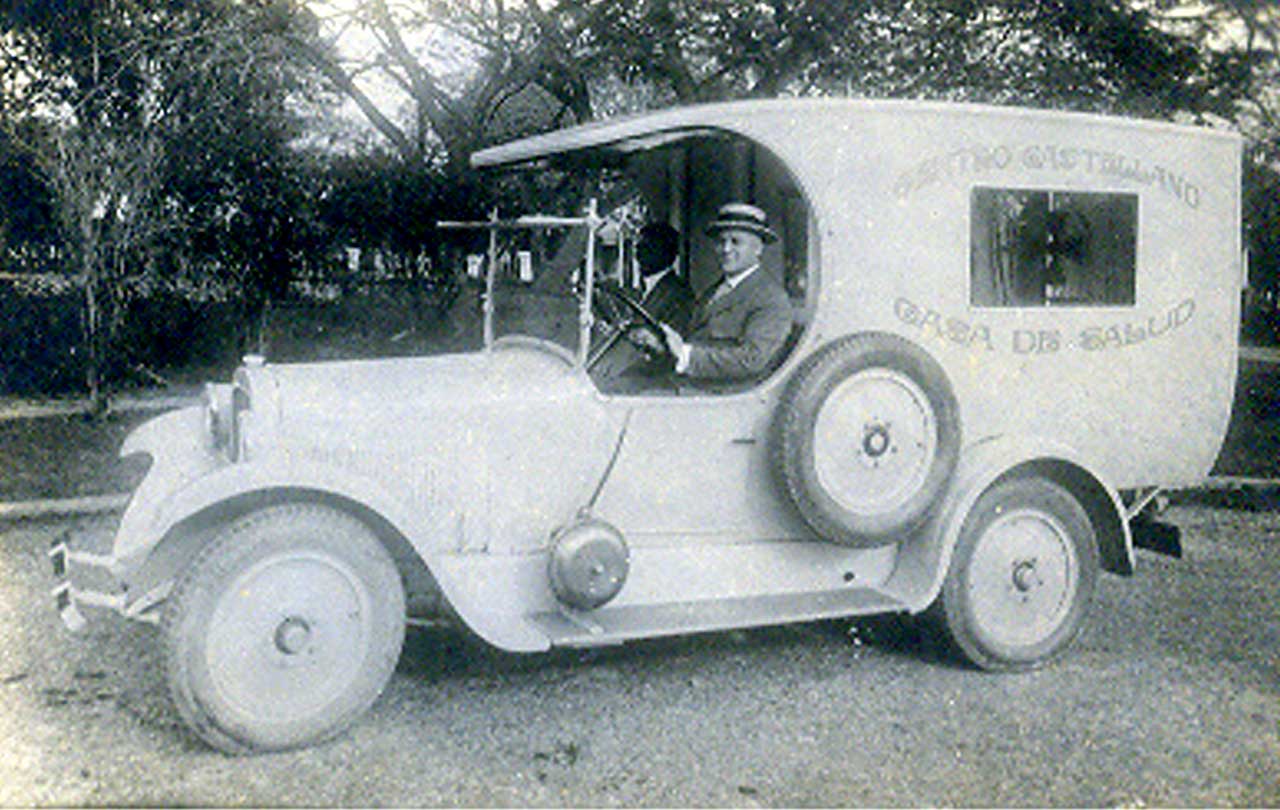 Manuel de Celis con la ambulancia de la Quinta de Salud Santa Teresa de Jesús del Centro Castellano de La Habana (Cuba), hacia 1920