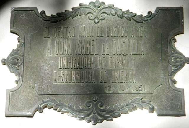 Placa de homenaje que el Centro Ávila de Buenos Aires le dedica a la abulense Isabel I de Castilla, en 1951