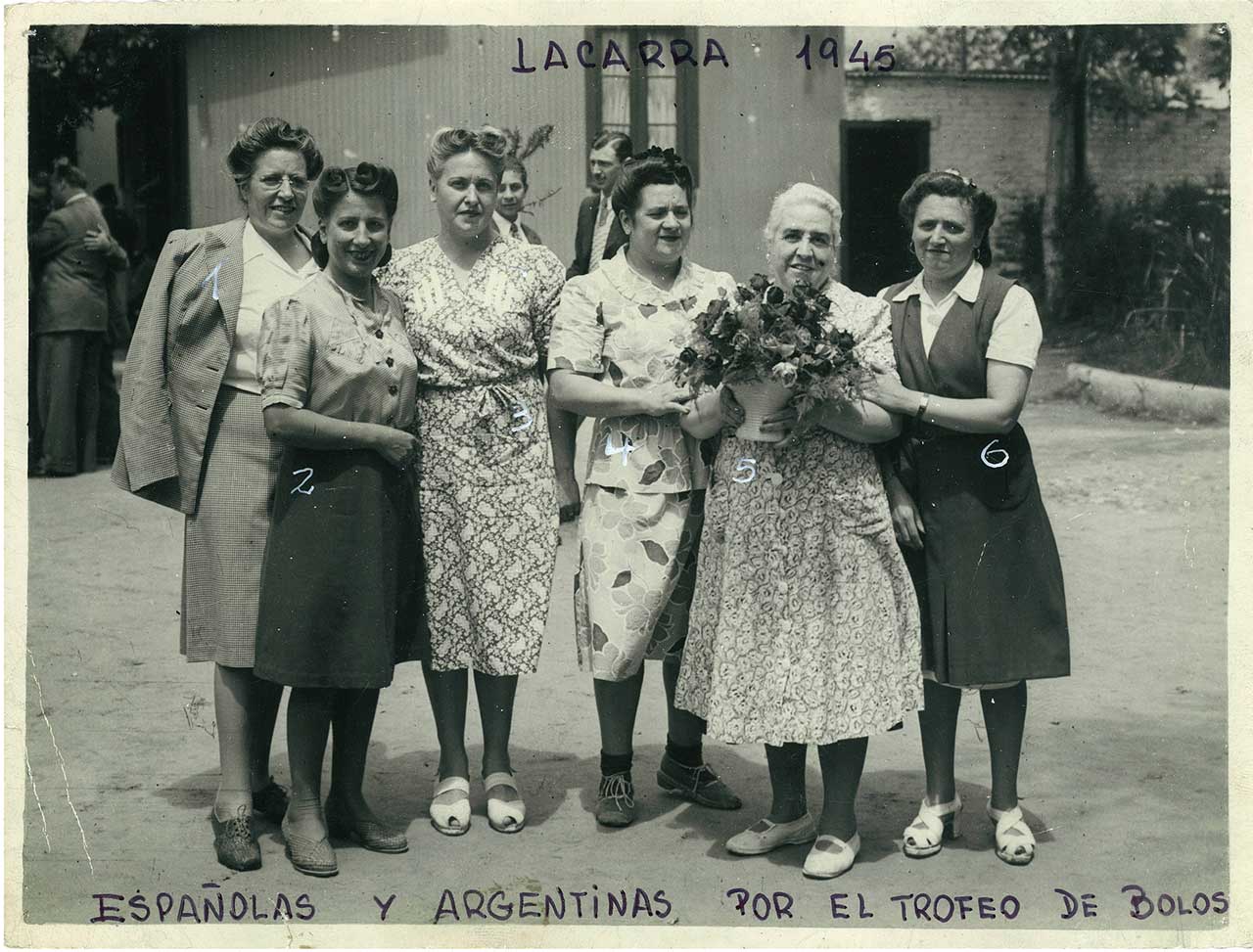 Trofeo de bolos entre españolas y argentinas del Centro Burgalés en la Confitería Álvaro, Buenos Aires (Argentina), 1945. Relato de Julia Hernando Cabezón