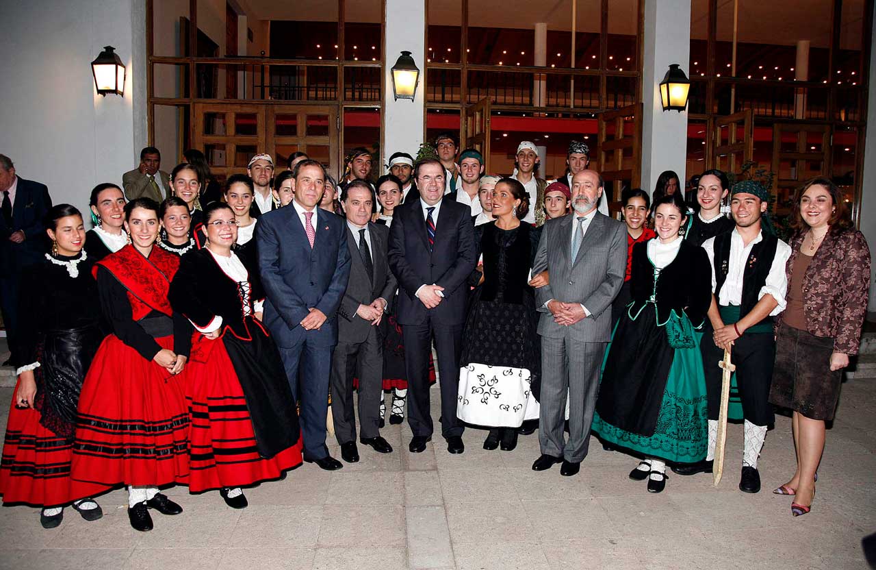 Miembros de la Colectividad Castellano-Leonesa de Chile con el presidente de la Junta de Castilla y León, Juan Vicente Herrera, Santiago de Chile (Chile), 2006