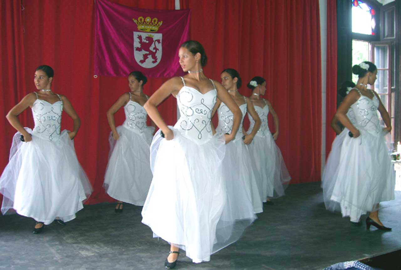 Actuación de baile en la Colonia Leonesa de La Habana (Cuba), 2006