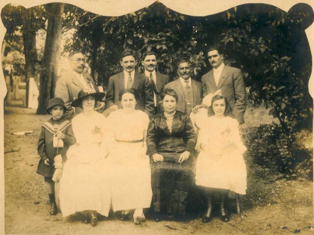 Participantes de una jira de la Colonia Leonesa de Cuba, La Habana (Cuba), hacia 1915