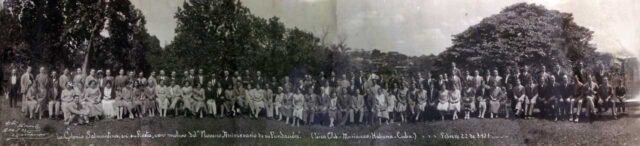 Foto panorámica de la Colonia Salmantina de Cuba conmemorando su 9º aniversario en el Lisa Club-Marianao de La Habana (Cuba), 1931