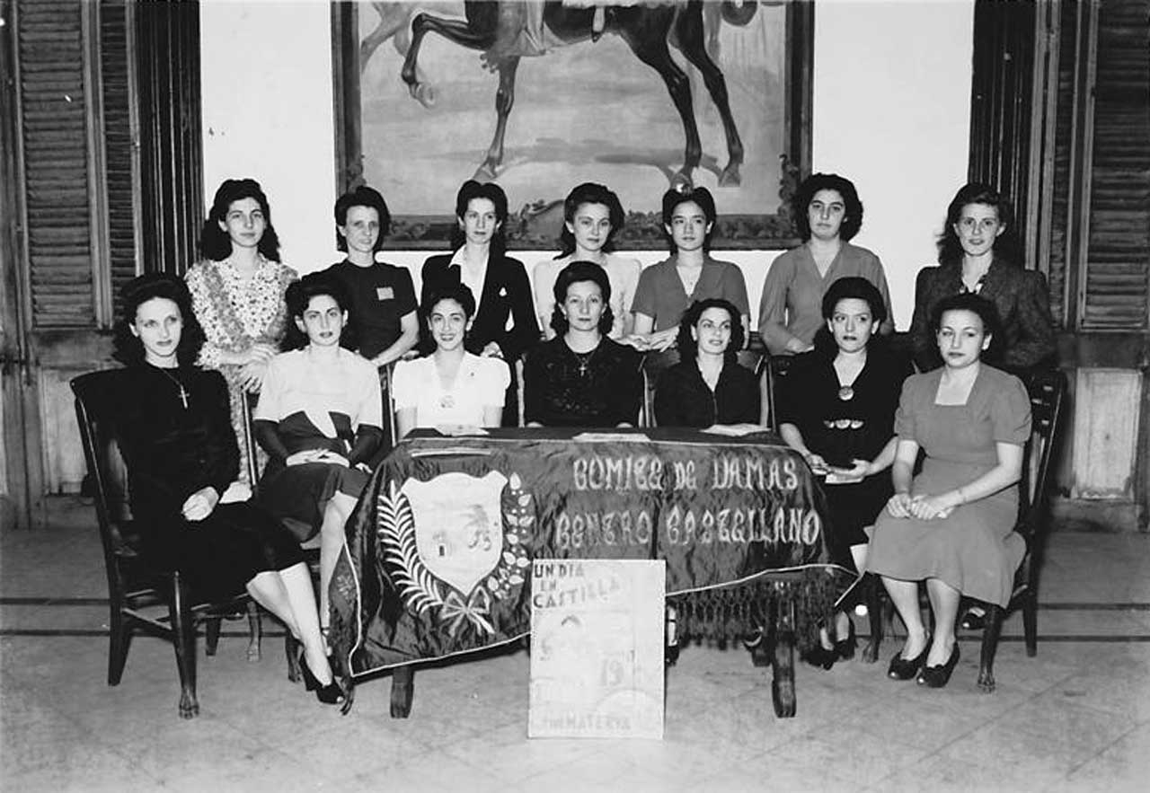 Comité de Damas del Centro Castellano de La Habana (Cuba), con un cartel que anunciaba Un Día en Castilla