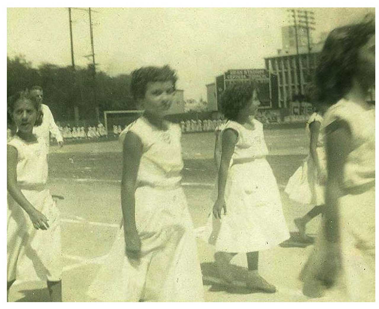Ejercicios gimnásticos realizados en el plantel Concepción Arenal del Centro Gallego de La Habana. En primer término Mª Dolores Ferreiro Mouriz, autora de un relato (III Premio Memoria de la Emigración)
