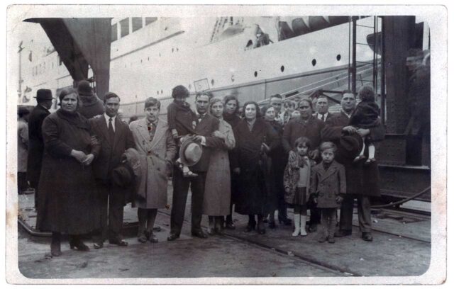 Familia de emigrantes zamoranos despidiéndose en el puerto.