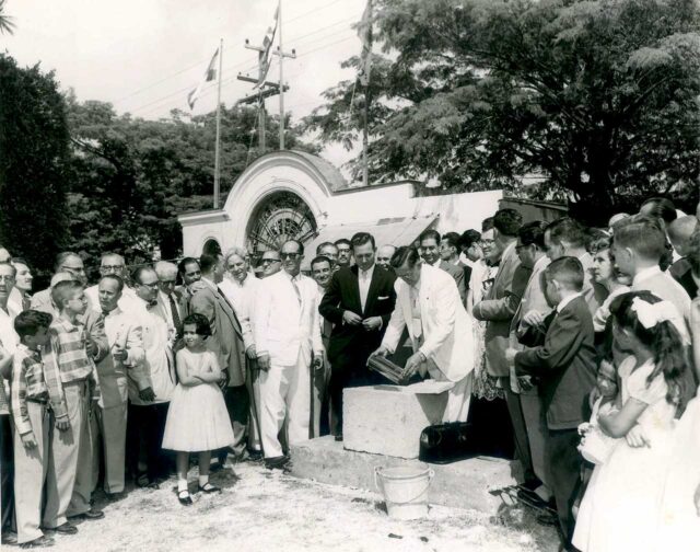 Inauguración en la Quinta de Salud Santa Teresa de Jesús del Centro Castellano de La Habana (Cuba), hacia 1950