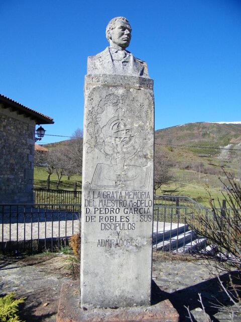 Monumento al maestro D. Pedro García de Robles. Tolibia de Abajo, León