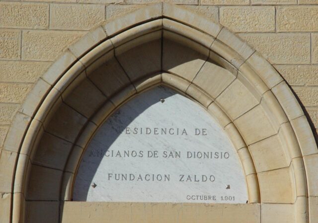 Placa en el asilo San Dionisio de Pradoluengo, Burgos