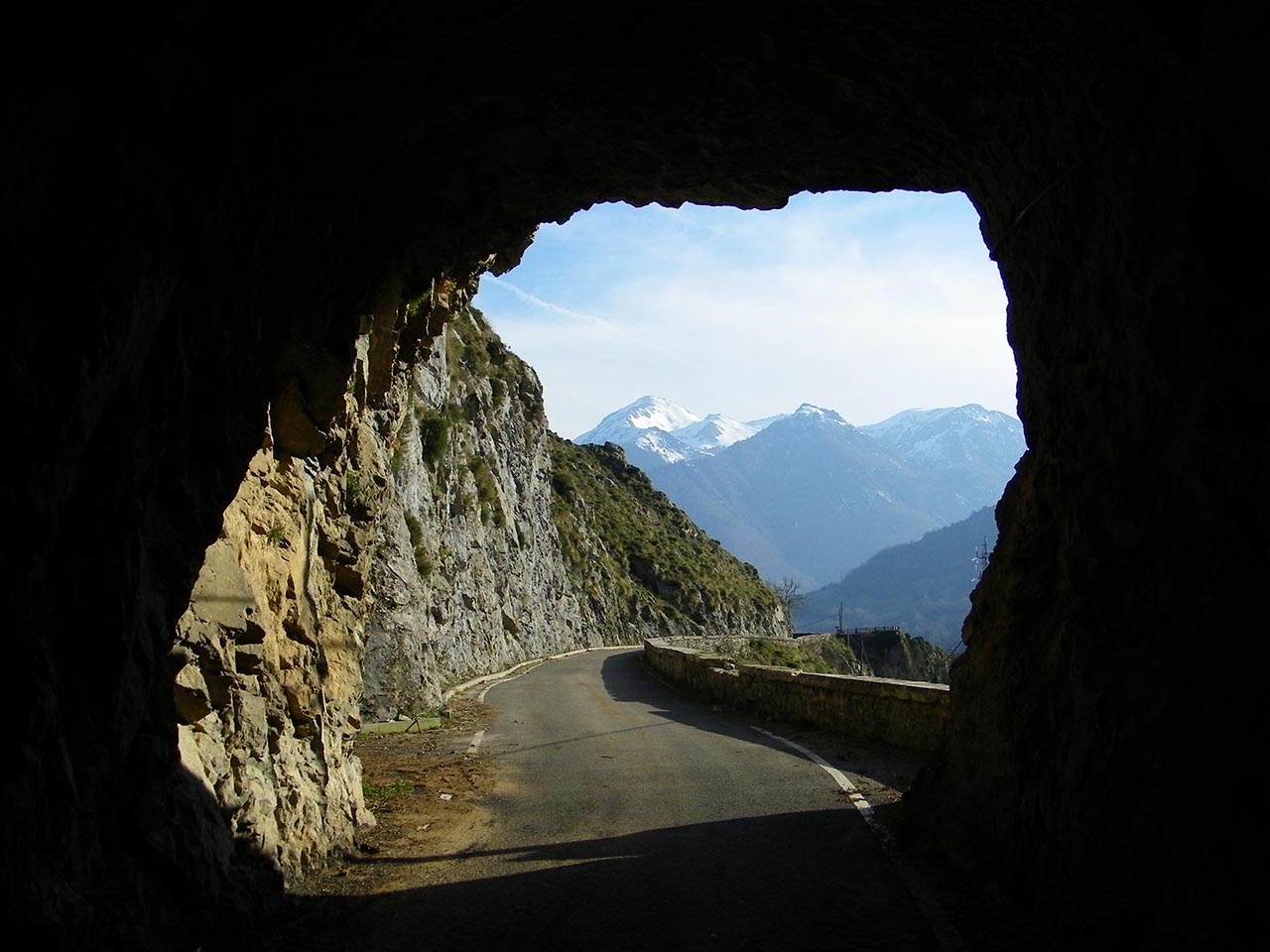 Tunel en la carretera de Oseja de Sajambre a Soto, León