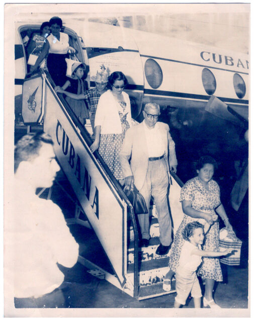 Centro Migraciones CYL - escalerilla del avión desciende Francisco Sánchez Tamame