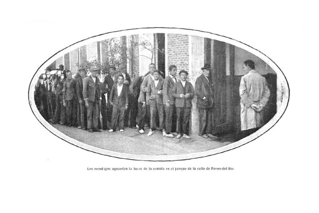 Emigrantes sin trabajo esperando la hora de la comida en el Parque de Mendigos. Nuevo Mundo, noviembre de 1930