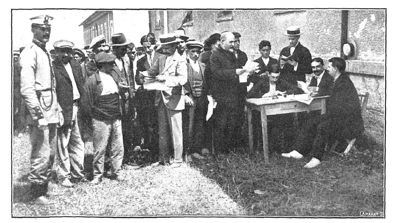 Grupo de hombres vigorosos y útiles, alistándose para emigrar por no poder vivir en España. Mundo Nuevo, viernes 16 de febrero de 1917
