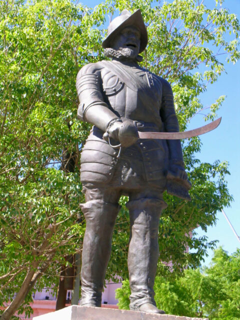 Estatua de Juan de Salazar y Esponisa, Asunción, Paraguay. Foto Iwan