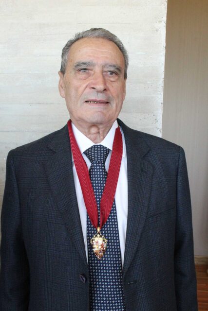 Pedro Bello, de Argentina, con la Medalla de las Cortes de Castilla y León concedida a los emigrantes castellanos y leoneses.