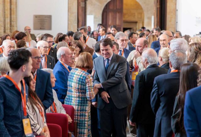 El presidente de la Junta de Castilla y León saluda a los asistentes al II Congreso Internacional de Centros de Castilla y León en el Exterior.