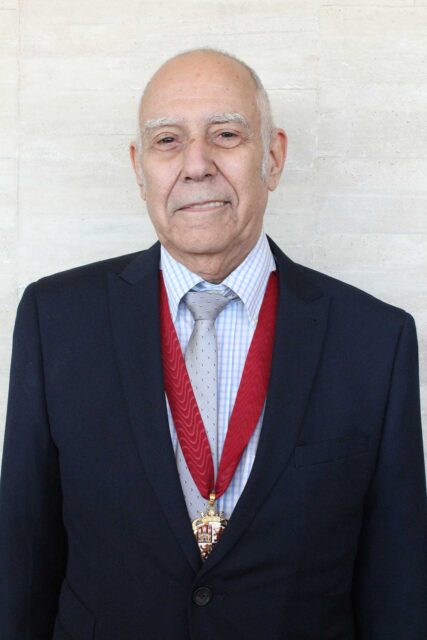 Sergio Rabanillo Dámera, de Cuba, con la Medalla de las Cortes de Castilla y León concedida a los emigrantes castellanos y leoneses.